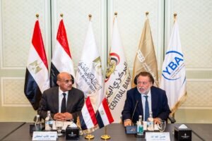 حسن عبد الله محافظ البنك المركزي المصري ونظيره اليمني أحمد غالب
