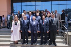 صورة تذكارية لمحافظ البنك المركزي ووزير التعليم العالي وقيادات جامعة القاهرة خلال افتتاح مشروعات المعهد القومي للأورام.