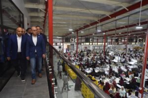 وزير الاستثمار يتفقد مصنع أليكس أباريز بالإسكندرية