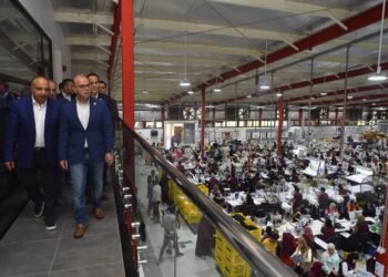 وزير الاستثمار يتفقد مصنع أليكس أباريز بالإسكندرية