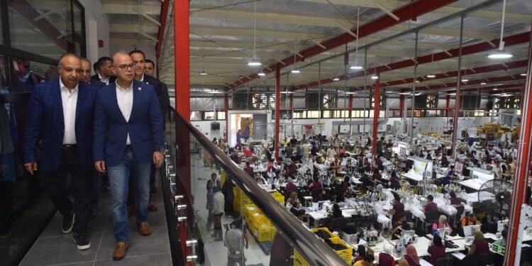 وزير الاستثمار يتفقد مصنع أليكس أباريز بالإسكندرية