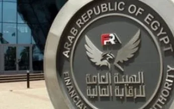 سيدة تتسلم تمويل متناهي الصغر