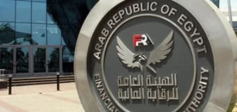 سيدة تتسلم تمويل متناهي الصغر
