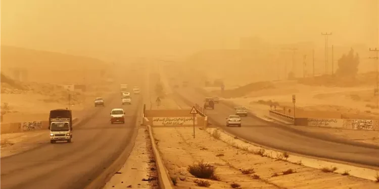 رياح مثيرة للرمال والأتربة على هذه المناطق غدا