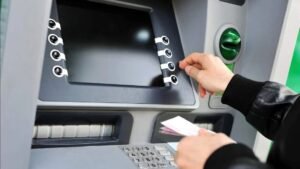 السحب النقدي من ماكينات ATM