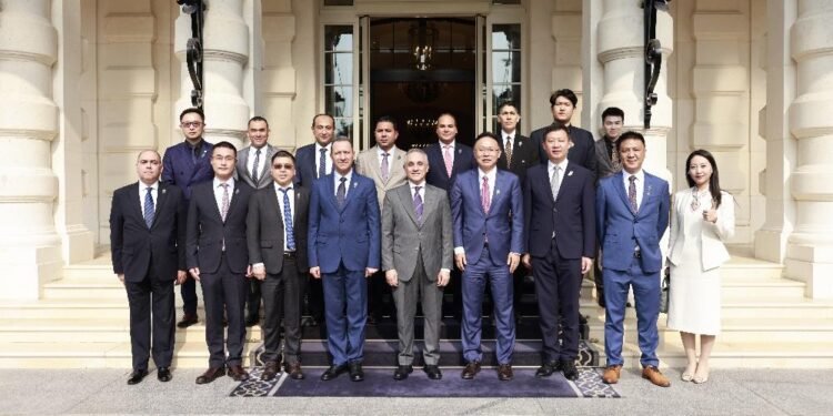 وزير العدل يتفقد تقنيات «مدينة العدالة» بمقر هواوي في الصين