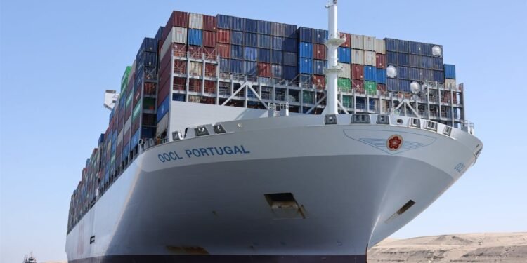 عبور سفينة OOCL PORTUGAL قناة السويس لأول مرة بحمولة 24 ألف حاوية