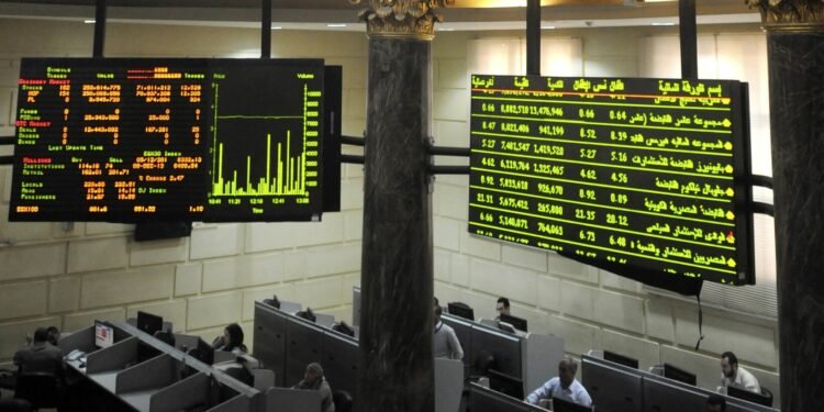 البورصة المصرية تواصل ارتفاعها.. 5.3 مليار جنيه تداولات خلال ساعتين