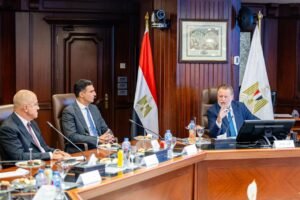 محافظ البنك المركزي ووزير الصناعة