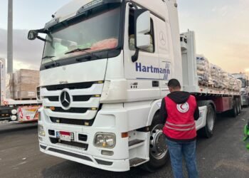 الهلال الأحمر يطلق قافلة زاد العزة الـ298 إلى غزة محملة بمساعدات غذائية وشتوية